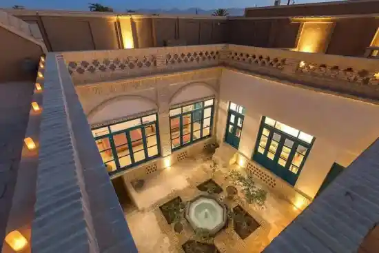 اقامتگاه بوم‌گردی خانه لاری