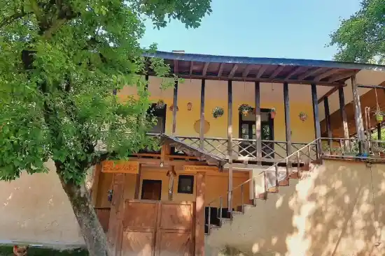 اقامتگاه بوم‌گردی باغ نشین