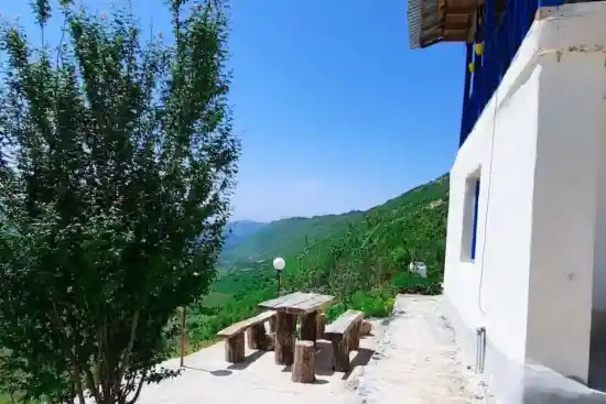 اقامتگاه بومگردی تتا