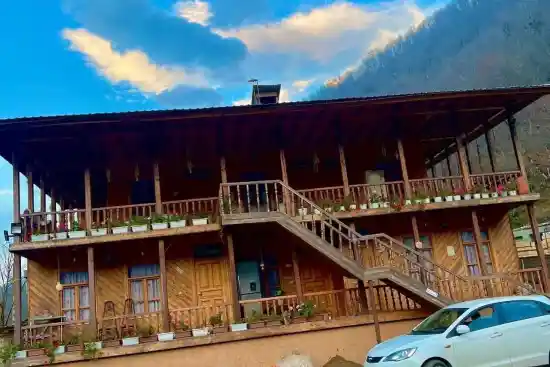 اقامتگاه بومگردی میشین