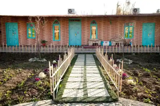 اقامتگاه بومگردی مزرعه آفتابگردان