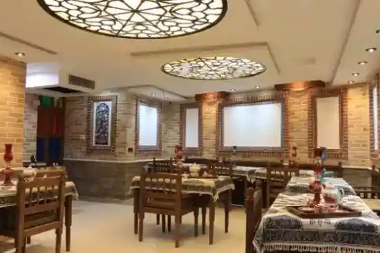 اقامتگاه سنتی بهارنارنج حافظ-1