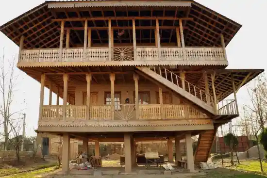 اقامتگاه بومگردی ملک