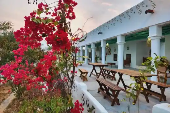 اقامتگاه بومگردی عمارت سفید