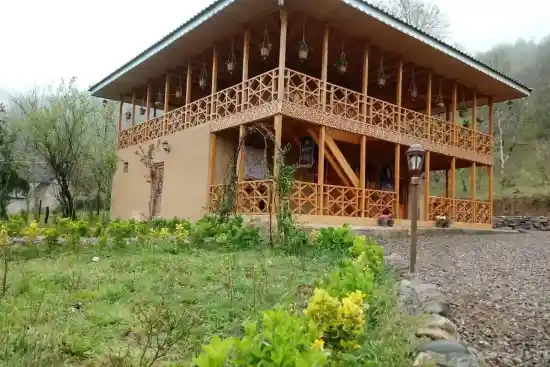 اقامتگاه بومگردی تلار شمعدونی ها