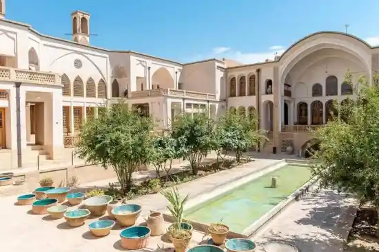 اقامتگاه سنتی خانه منوچهری-1