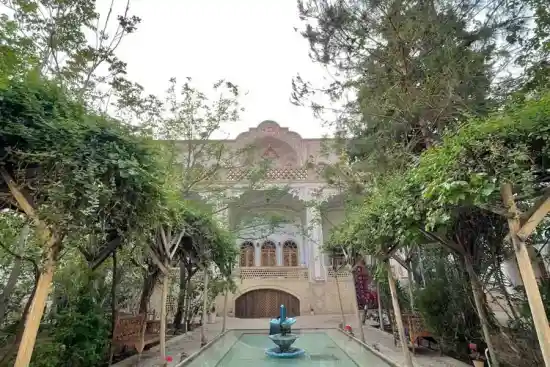 اقامتگاه سنتی خادمی