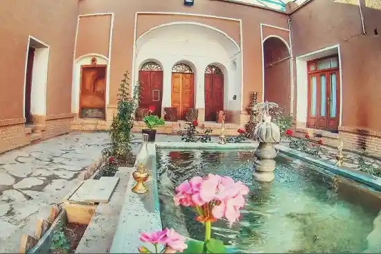 اقامتگاه سنتی صد طاقچه