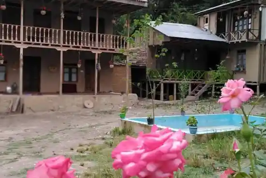 اقامتگاه بومگردی شموشک