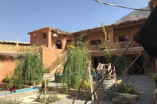 اقامتگاه بوم‌گردی آشینه