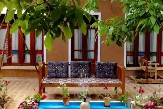 اقامتگاه بوم‌گردی نی چشمه