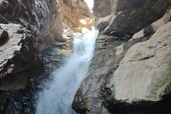 آبشار آب باریک