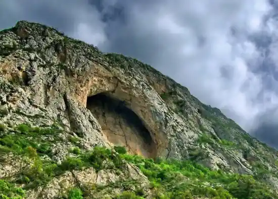 غار دژ اسپهبد خورشید