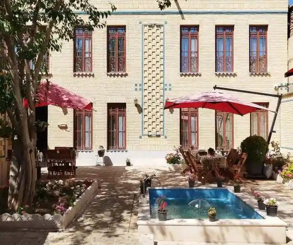 اقامتگاه سنتی سیمرغ شیراز-1