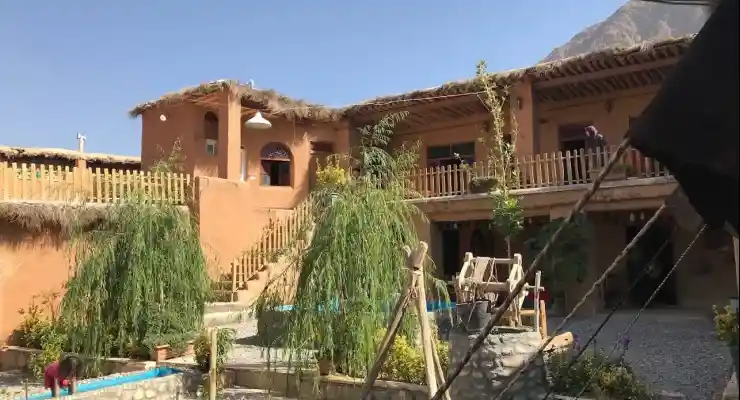 اقامتگاه بومگردی آشینه