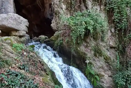 غار دیو سپید