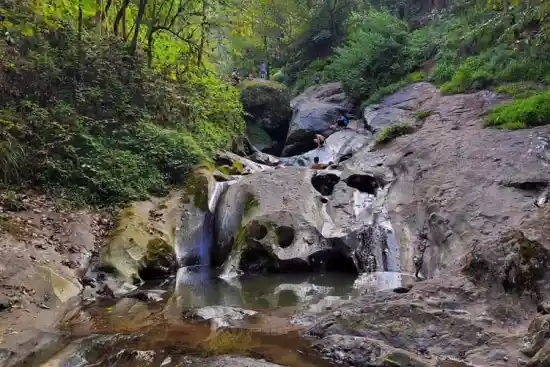 آبشار گلستان سرا