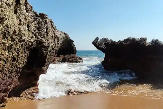 ساحل صخره ای دریا بزرگ