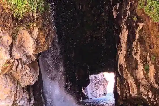 آبشار آب ملخ